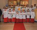 Bild: jr
Am Christkönigssonntag wurden acht neue Ministranten (erste Reihe) in die Schar der Ministranten der Pfarrei St. Jakob neu aufgenommen. Zur Begrüßung erhielten sie durch Kaplan Daniel Schmid (rechts) die Ministrantenplakette. Mit im Bild Stadtpfarrer Anton Witt (links), sowie ein der Teil der verabschiedeten Ministranten.