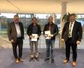 Bild: Corinna Loewert (Klimaschutzmanagerin der Stadt Amberg)/exb
Ambergs Oberbürgermeister Michael Cerny (links) und stellvertretender Landrat Stefan Braun (rechts) überreichten die Preise an Bernhard Schmidbauer aus Lintach (Zweiter von links) und Christian Wendl aus Hahnbach (Zweiter von rechts).