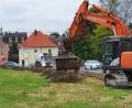 Bild: hmr
Mit der Revitalisierung der von der Porzellanindustrie als Deponie genannten Fläche an der Liststraße/Baumeister-Emil-Engel-Straße ist am Montag begonnen worden.