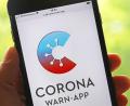 Archivbild: Oliver Berg/dpa
Die offizielle Corona-Warn-App ist auf einem Smartphone zu sehen.