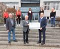 Bild: lg
Schulleiter Ludwig Pfeiffer (rechts) und Ulrich Wohlgemuth vom Förderverein Ortenburger (links) freuen sich mit den Schülerinnen im Hintergrund über die Spende von Michael Koller, Gesellschafter der MMM Group.