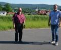 Archivbild: jr
Bürgermeister Klaus Meyer (links) und Geschäftsleiter Stefan Döllinger im Sommer 2021 vor dem rund 2,7 Hektar großen Baugebiet „Ottenspitz“. Jetzt wurde der Auftrag für die Baugrund-Untersuchung vergeben. Entstehen werden hier 21 Bauparzellen, mit denen der großen Nachfrage nach Bauland in der Bädergemeinde Rechnung getragen werden soll.