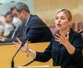 Bild:  Peter Kneffel/dpa 
Katharina Schulze, Fraktionsvorsitzende Bündnis 90/Die Grünen im bayerischen Landtag, warf Ministerpräsident Markus Söder (CSU, im Hintergrund) Dreistigkeit vor.