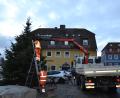 Bild: gi
Karl Koller und Christian Scherer vom Bauhof des Marktes Moosbach haben einen schmucken Weihnachtsbaum am Marktplatz aufgestellt und verankert. Auch die Lichter sind schon angebracht. Heuer erstmals durch eine Hebebühne.