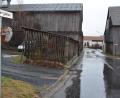 Bild: jr
Im Zuge der Dorferneuerung soll der Kanal in der Klostergasse (Bild) in Kondrau erneuert werden. Diese Maßnahme ist wie viele andere Vorhaben im Abwasserbereich im Stadtgebiet auch, in dem jetzt verabschiedeten Förderantrag enthalten.