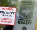 Bild: Peter Kneffel/dpa
Ein Schild mit der Aufschrift „2G Regel - Eintritt nur für: Geimpfte oder Genesene“ steht vor einer Bar.
