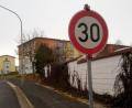 Bild: fpoz
Aktuell gilt Tempo 30 in der Ringstraße in Waldershof. Grund sind die Arbeiten zur Erneuerung der Wasserleitung im Markt.