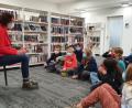 Bild: ero
Die Fünftklässler des Erasmus-Gymnasiums haben anlässlich des Vorlesetags die Stadtbibliothek besucht und dort einen spannenden Vormittag verbracht.