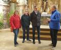 Bild: Susanne Götte/exb
Bei einem ersten Besuch im Dekanat Weiden hieß Dekan Thomas Guba (rechts) die Familie Trentini herzlich willkommen.