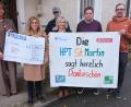 Bild: usc
Über 500 Euro für die Jugendhilfestation St. Martin freuen sich (von links) Frauke Böller von der Krankenkasse Knappschaft, SVA-Vorsitzende Eveline Süß, SVA-Schatzmeister Gerhard Raum, Bereichsleiterin Evi Gesierich vom Haus St. Elisabeth, Gisbert Frühauf von der Knappschaft und Sebastian Kopp, Gruppenleiter an der Jugendhilfestation, die sich mit einem großen Transparent für die Spende bedankte.