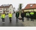 Bild: Verena Sägenschnitter/exb
Die Umgestaltung der Vitusstraße in Ursensollen ist abgenommen (von links): Lena Haberkorn und Rainer Rubenbauer von UTA Ingenieure aus Amberg, Sascha Rößler und Bürgermeister Albert Geitner von der Gemeinde Ursensollen, Reinhold Butz und Patrick Strachotta von der Firma Englhard.