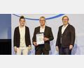 Bild: Daniel Löb/BFV/exb
Ehrengast Simone Laudehr, Kreissieger Wolfgang Ringer (JFG Obere Vils), BFV-Präsident Rainer Koch (von links) bei der 26. BFV-Ehrenamtspreisverleihung im Münchner GOP Varieté-Theater.
