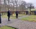 Bild: Gemeinde Störnstein/exb
Bürgermeister Markus Ludwig (Mitte) verliest einen Augenzeugenbericht bei der Gedenkfeier am Versehrtenfriedhof des Bezirksklinikums.