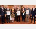 Bild: bö
Die Marktgemeinde Schmidmühlen verleiht die Bürgermedaille an drei verdiente Mitbürger (von links): Bürgermeister Peter Braun, Johann Luschmann, Heidemarie Luschmann, Zweiter Bürgermeister Martin Bauer, Albin Koller, Christine Popp, Manfred Lehner, Josef Popp und Dritter Bürgermeister Mathias Huger.