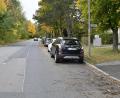 Bild: Petra Hartl
Entlang der Köferinger Straße wird auf beiden Seiten ein Radweg gebaut. Und einen Ersatz für alle wegfallenden Parkplätze soll es auch geben.