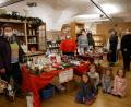 Bild: flm
Selbst gefertigte Basteleien und Leckereien bietet das Kinderhaus St. Michael im Klosterladen an. Darüber freuen sich mit den Kindern (von links) Kinderhaus-Leiterin Monika Demmer, Elternbeirat-Vorsitzende Natalie Müller sowie Ulrike Sammet, Margit Steiner, Schwester M. Sophia Schlembach und Julia Spandel.