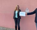 Bild: do
Ein "MINT-Schild" wird künftig an der Fassade des Gymnasiums an eine Schule mit vielen zukunftsorientierten Fächern erinnern. Schulleiter Harald Olschner, Fachschaftsleiterin Katja Hagen und Fachschaftsleiter Alexander Schatz (von links) freuen sich über die Auszeichnung.