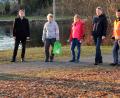 Bild: Portner
Auf dem „Eisenbarth-Steig“ am Marktweiher entlang: Bürgermeister Rudolf Teplitzky (von links), Alexandra Beier vom Landkreis-Tourismuszentrum, Sigrid Breitschafter (Tourist-Info) sowie Markus Kurz vom Verein „Naturpark Oberpfälzer Wald“ und Bauhofmitarbeiter Manfred Ebnet.
