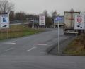 Bild: fjo
Nach der Freigabe der neuen Zufahrtsstraße im Autohof mit ihren vielen Hinweisschildern tauchen nun "menschliche" Probleme bei der Nutzung durch die Lkw-Fahrer auf.