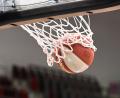 Symbolbild: Thomas Kienzle/dpa
Ein Basketball landet im Korb.