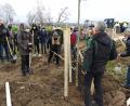 Bild: Winkler
Der erste Baum steht. 16 Schüler der FOS/BOS helfen bei der Schaffung der Ausgleichsfläche im direkten Bereich des Waldnaab-Dükers.