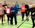 Bild: le
Teilnehmer der Kurse „Box-Aerobic“ und „Mobilität“ gratulierten dem neuen Übungsleiter. Abteilungsleiterin Birgit Götz (stehend rechts) überreichte einen Gutschein und ist stolz auf einen weiteren qualifizierten Gruppenleiter, denn gut ausgebildete Übungsleiter stehen im Mittelpunkt einer erfolgreichen Vereinsarbeit. Es ist immens wichtig, mehr Qualität in die Übungsstunden der Vereine zu bringen.