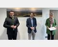 Bild: Matthias Meier/exb 
Die Leiterin des Staatsarchivs Amberg, Maria Rita Sagstetter (rechts), und Landrat Thomas Ebeling (links) übergaben dem neuen Kreisarchivpfleger Gotthard Kemmether (Mitte) die Ernennungsurkunde.
