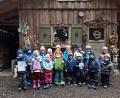Bild: jzk
Stolz dürfen die Buben und Mädchen des Waldkindergartens auf das Zertifikat „Öko-Kids“ sein.
