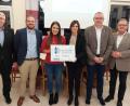 Bild: Stephanie Wischert
Bei der Übergabe: Thomas Graml (Bezirksvorsitzender des Bayerischen Fußballverbandes), Kreis-Ehrenamtsbeauftragter Christoph Kellner, Beiratsmitglied Melena Sommerer, Zweite Vorsitzende Christina Püschl, Vorsitzender Jürgen Zweck und Bürgermeister Martin Preuß.