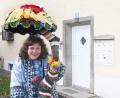 Bild: Gabi Schönberger
Handarbeitskünstlerin Christine Hagen präsentiert ihre Wollskulptur. Den Mantel, den sie dabei trägt, hat sie auch selbst genäht - aus einer Decke.