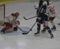 Archivbild: gb
In Regensburg steigt am Freitag das Oberpfalzderby zwischen den Eisbären und den Blue Devils Weiden. Das erste Spiel (Szene mit Louis Latta vor dem Kasten von Eisbären-Keeper Patrick Berger) gewannen die Blue Devils mit 5:4 nach Penaltyschießen.