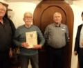 Bild: ksi
Das Bild entstand bei der Ehrung und zeigt (von links) Erich Seebauer, Robert Weigert, Franz Kummetsteiner und Bürgermeister Peter Neumeier.