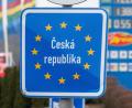 Bild: Armin Weigel/dpa
Ein Schild mit der Aufschrift "Tschechische Republik" steht kurz vor der deutsch-tschechischen Grenze.