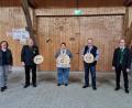 Bild: Maria Hoch/exb
Zweite Bürgermeisterin Rita Salomon (links), Schützenmeister Johannes Schneeberger (rechts) und zweiter Schützenmeister Martin Alwang (Zweiter von links) ehrten die Sieger des Gemeindeschießens.