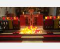 Bild: twg
Die jungen Christen der Pfarrei Pullenreuth brachten ihre Kerzen mit ihren Anliegen zum Altar.