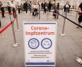 Symbolbild: Christian Charisius
Zahlreiche Impflinge warten in einer Schlange in den Messehallen im Hamburg auf ihre Impfung. Nach wie vor ist die deutsche Impfquote zu niedrig.