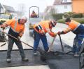 Bild: Gabi Schönberger
Letzte Arbeiten auf der Baustelle Mooslohstraße. Auf dem frisch asphaltierten Untergrund kann ab Freitagmittag der Verkehr wieder rollen.