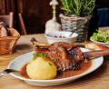 Symbolbild: www.push2hit.de - stock.adobe.com
Traditionell gesehen, ist die Ente das klassische Weihnachtsessen. Den Gänsebraten gab es früher zu Martini.