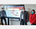 Bild: oe
Die Ammerthaler Grundschule erhält vier digitale Tafeln (von links): Jürgen Drahota, der über die neue Technik informiert, Bürgermeister Anton Peter und Rektorin Andrea Konrad.