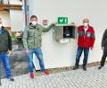 Bild: hai
Der neueste Defi in der Region befindet sich im Speichersdorfer Ortsteil Guttenthau. Das Bild zeigt (von links) Bernd Pöhlmann (Kommandant der Feuerwehr Guttenthau-Roslas), Michael Kaußler (Vorsitzender der Feuerwehr Guttenthau-Roslas), Karl Bernet (ehrenamtlicher AED-Instruktor vom BRK) und Bürgermeister Christian Porsch.