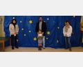 Bild: öt
Kinderhausleiterin Daniela Burger (links) und Krippenleiterin Simone Wegmann (rechts) überreichten an Stefan Binner mit Tochter Rebekka ein Kuvert mit 445 Euro an Martinsspenden für den Verein „Schrittchen für Schrittchen“ für Betroffene der Flutkatastrophe im Ahrtal.
