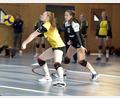Bild: Hubert Ziegler
Ballannahme durch Lisa Kölbel (links), Marie Heidlinger (rechts) beobachtet die Szene. Die Volleyballerinnen des SV Hahnbach beim Tabellenführer TSV TB München an.