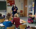 Bild: wel
Sozialpädagogin Maria Rötzer hat alle Klassen der Grundschule besucht und sich und ihre Arbeit vorgestellt. Jedes Kind hat den neuen Flyer erhalten, in dem das Beratungsangebot der Sozialpädagogin dargestellt ist.