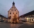 Bild: sne
Schön funkelt der Grafenwöhrer Weihnachtsbaum dem ersten Advent entgegen.
