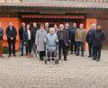 Bild: bsc
Ihren 100. Geburtstag feierte Anna Rückerl (vorne). Am Ehrentag gab es zahlreiche Glückwünsche von Familie und Vereinen, aus Politik und katholischer Kirchengemeinde. Zusammen mit Sohn Meinhard Rückerl (vorne rechts), Enkelin Sabine Rückerl (vorne links) und Enkel Dieter Rückerl (hinten, Sechster von links) freute sich die Jubilarin über die Gratulanten.