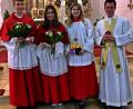 Bild: R. Kreuzer
Pfarrer Thomas Kohlhepp (rechts) verabschiedet (von links) Simon Hoffmann (10 Jahre Ministrant), Viktoria Wiesnet (10 Jahre Ministrantin), Lisa Duschner (9 Jahre Ministrantin).