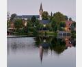 Bild: ld
Es ist ein Motiv für eine Ansichtskarte, wenn sich die Silhouette von Nagel mit dem alles überragenden Kirchturm im Nageler Weiher spiegelt. Auch der Turm der ersten Kirche ist zu sehen.