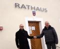 Bild: bkr
Entsprechend der Hygienevorgaben begrüßte Bürgermeister Günter Kopp (rechts) den neuen Geschäftsführer Christopher Östreicher vor dem Rathaus.