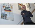 Bild: ref
An einer Wand im Fahrradgeschäft seiner Familie hat Andreas Schillinger einige besondere Andenken an seine Radsport-Karriere aufgehängt. Unter anderem seine beiden Goldmedaillen und Meistertrikots der deutschen Bergmeisterschaften 2017 und 2019 sowie ein unterschriebenes Trikot von Pascal Ackermann (links).