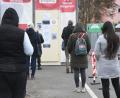 Bild: Gabi Schönberger
Vor der Ecocare-Teststation beim Kaufland in Weiden bilden sich immer wieder lange Schlangen. Die Bürger benötigen seit Mittwoch für viele Bereiche Schnelltests.